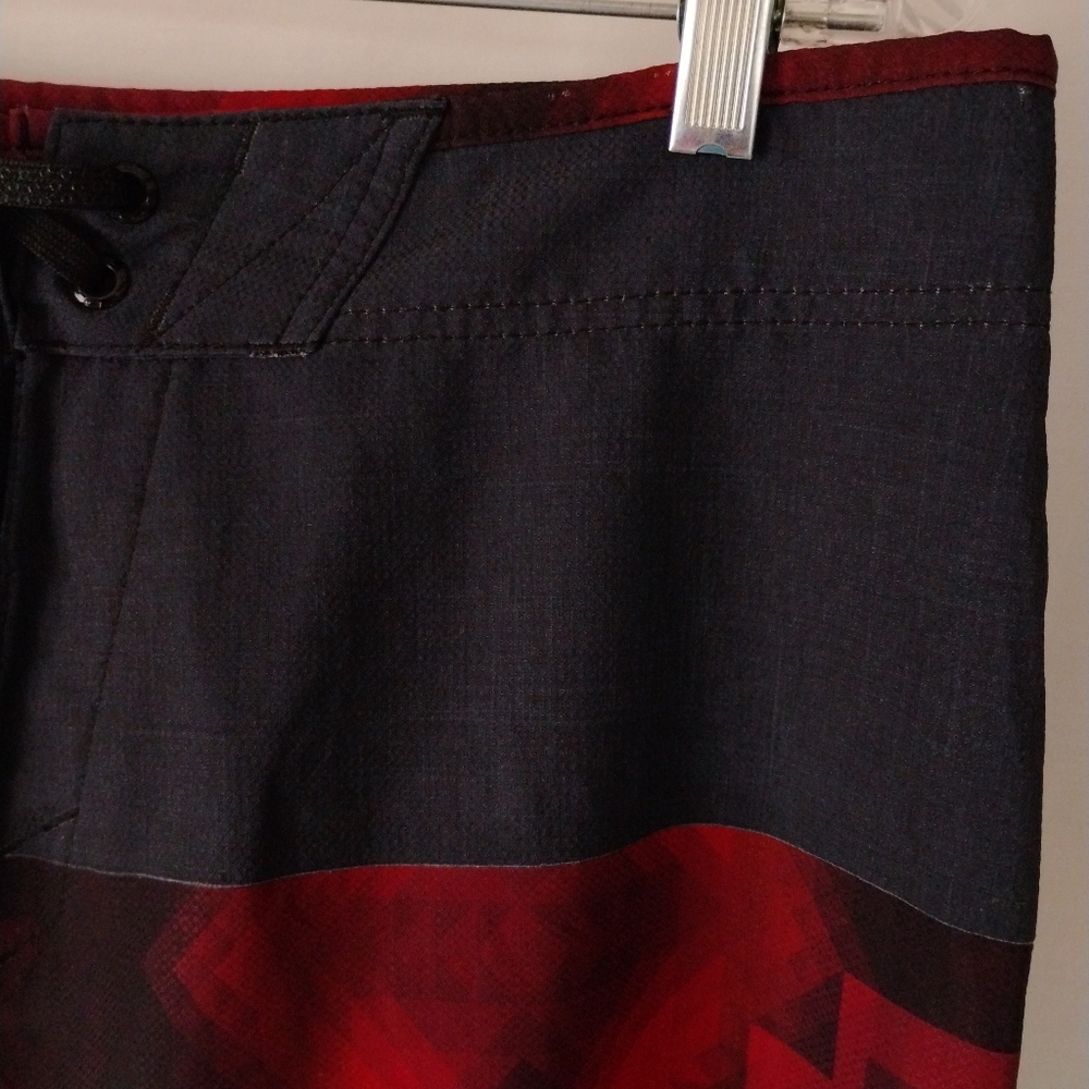 Men's Oakley Red & Black "Pixel Glitch" Surfing Board Shorts Swim Trunks Summer - Picture 4 of 15